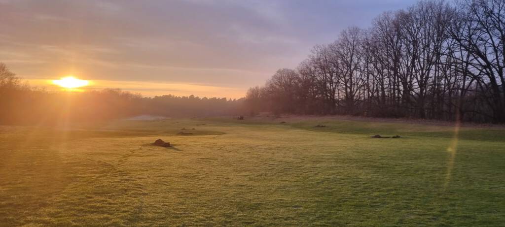 Bild eines Golfplatzes bei Sonnenaufgang